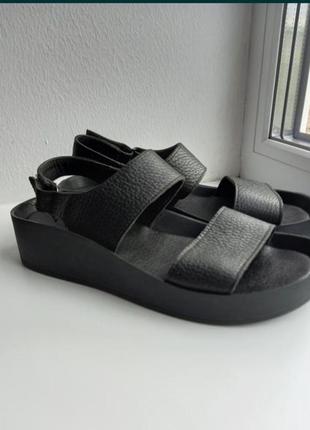 Босоножки кожаные