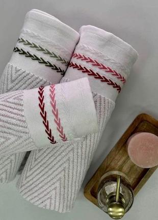 Полотенце белое классическое с цветной вышивкой веточка 70 на 140 см