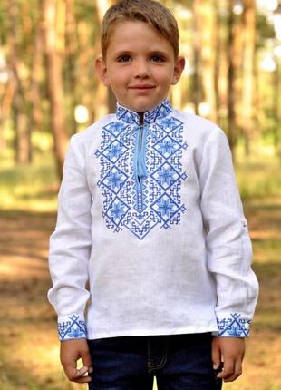 Вишиванка для хлопчика з традиційним синьо-блакитним орнаментом