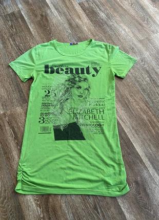 Зелёная женская футболка удлинённая