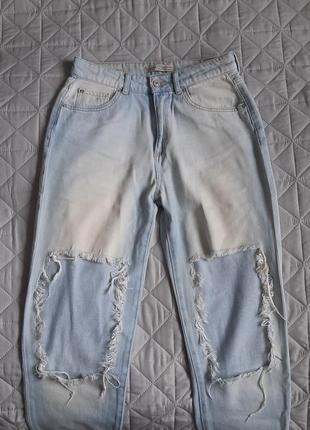 Голубые джинсы bershka vintage mom fit с дырками размер 38