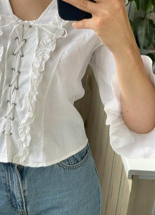 Красива біла котонова сорочка блуза зі шнурівкою та рюшами 1+1=35 фото