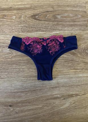 Шикарні, ажурні, трусики, темно синього кольору, з вишитими квітами, від бренду: rosa junio🌺