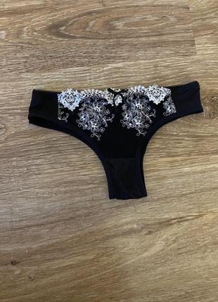 Шикарні, ажурні, трусики, чорного кольору, з вишитими квітами, білого кольору, від бренду: rosa junio