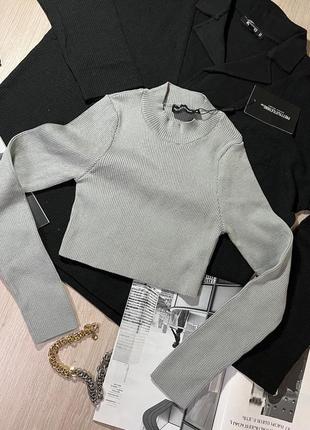 Укороченный серый свитерик в рубчик от pretty little thing