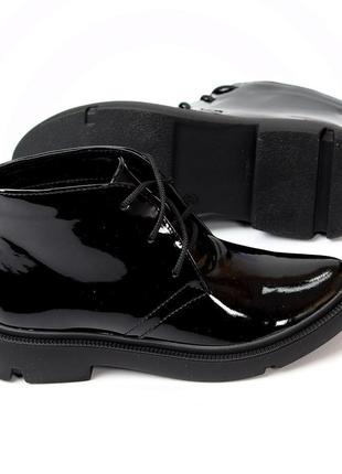 Натуральні шкіряні лаковані чорні демісезонні черевики на ворсистому флісі10 фото