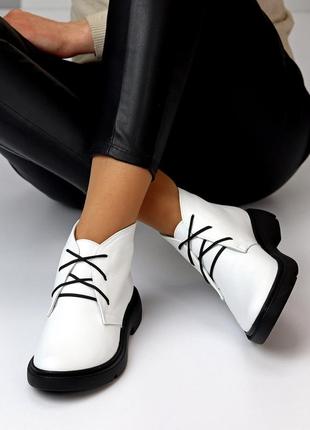 Натуральные кожаные демисезонные белые ботинки на ворсистой флисе на черной подошве9 фото