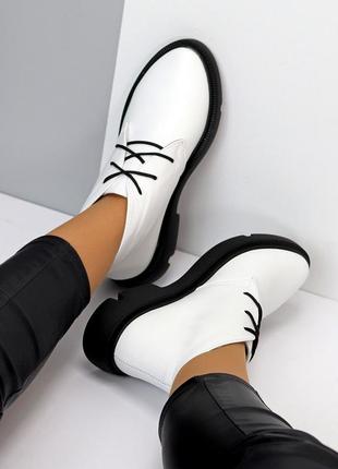 Натуральные кожаные демисезонные белые ботинки на ворсистой флисе на черной подошве8 фото