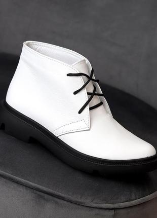 Натуральные кожаные демисезонные белые ботинки на ворсистой флисе на черной подошве3 фото