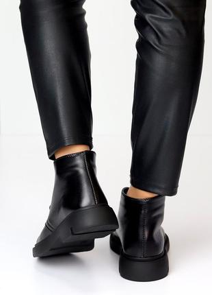 Натуральні шкіряні демісезонні чорні черевики на ворсистому флісі10 фото