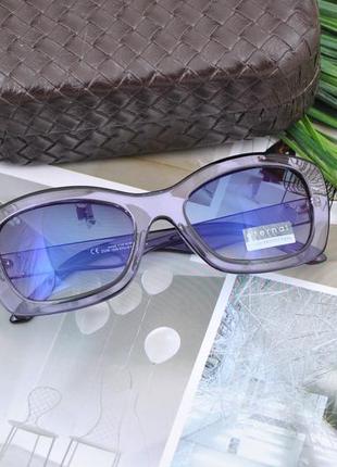 Гарні сонцезахисні жіночі окуляри в прозорій оправі eternal