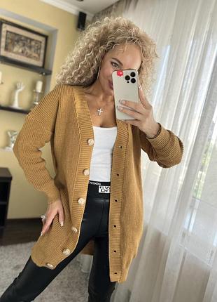 Подовжений кардиган в'язаний на ґудзиках