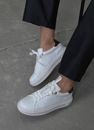 Кросівки у стилі lv time out white v2