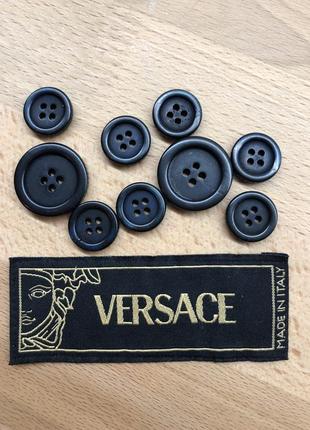 Пуговицы и бирка от пиджака versace