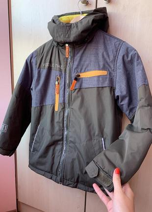 Классная качественная куртка на сезон осень / весна на мальчика 6-8 лет