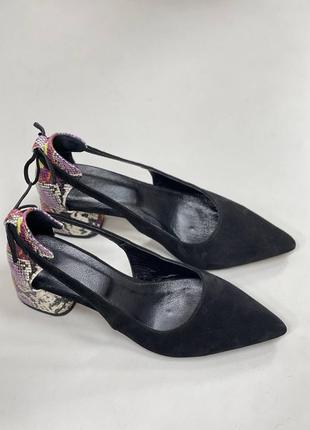 Замшевые черные туфли с острым носком и акцентным каблуком2 фото