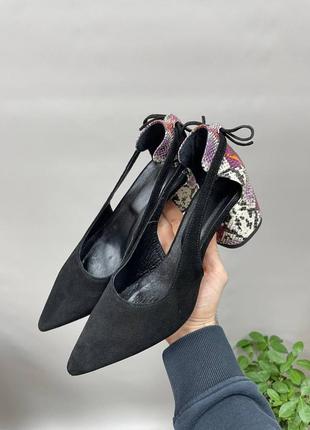 Замшевые черные туфли с острым носком и акцентным каблуком9 фото
