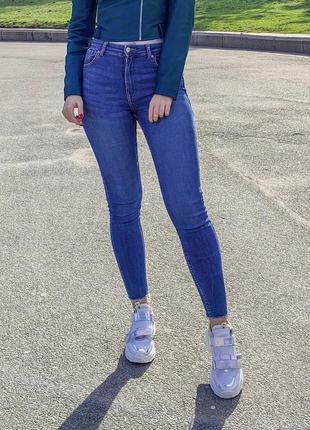 Голубые джинсы pull & bear