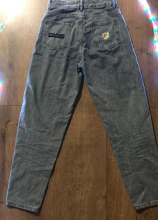 Джинсы мом
