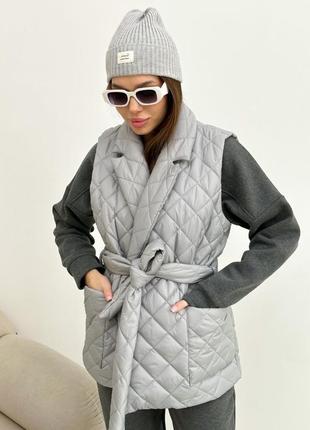 Стеганая жилетка с поясом черная бежевая серая короткая весенняя оверсайз теплая зимняя весенняя