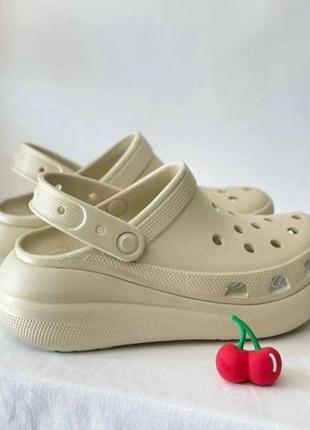 Жіночі шльопанці сабо кроксы на платформе бежеві crocs classic crush clog