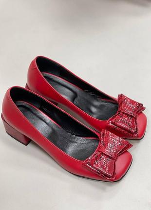 Червоні шкіряні туфлі з бантиком на квадратному каблуку