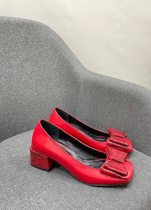 Красные кожаные туфли с бантиком на квадратном каблуке9 фото