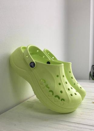 Кроксы зеленые салатовые на платформе сабо шлепанцы crocs baya platform clog2 фото