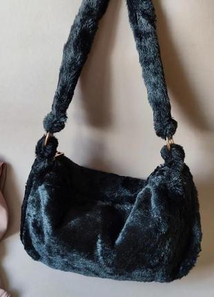 Хутряна чорна сумочка