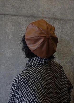 Женский берет-кепка с козырьком из искусственной кожи карамель.3 фото