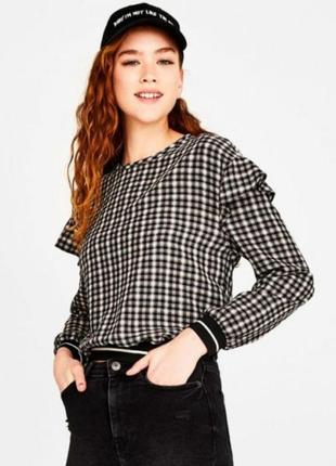 Блуза з рюшами.