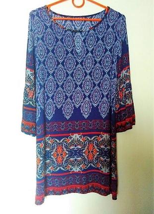 Короткое яркое платье с длинными широкими рукавами