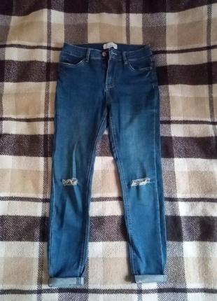 Джинсы скинни женские с потертостями на коленях