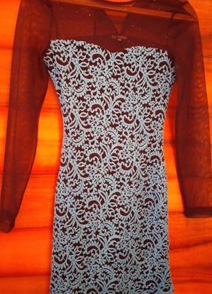 Елегантна сукня з прозорим верхом та вишивкою на змійці