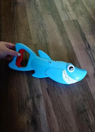 Акула. при нажатии открывает пасть.