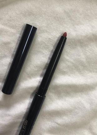 Червоний олівець для губ