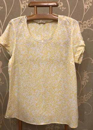 Очень красивая и стильная брендовая блузка в цветочках..100% вискоза.