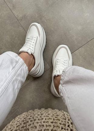Легкие, удобные и качественные белые кроссы7 фото