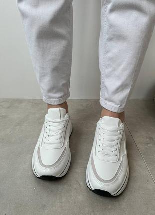 Легкие, удобные и качественные белые кроссы8 фото