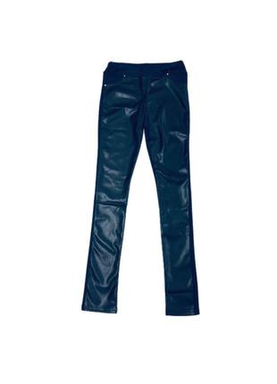 Стильные лосины из экокожи.