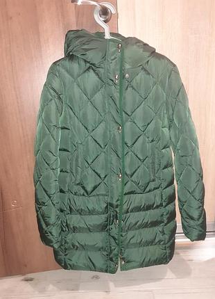 Куртка жіноча, з щильним наповненням у доаому стані.