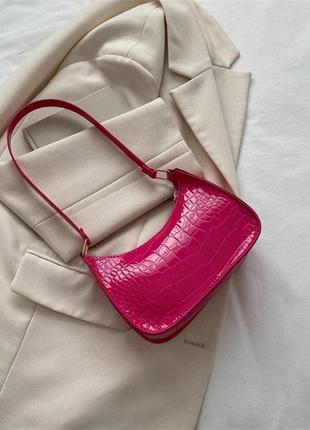 Ярка рожева сумка багет в принт, мініатюрна сумочка