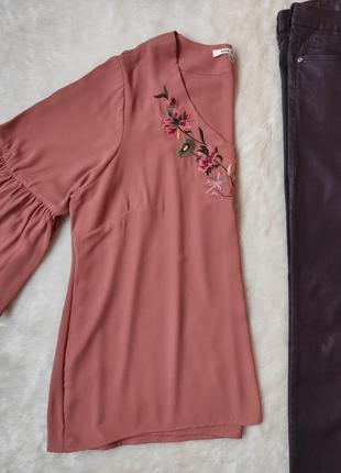 Розовая блуза с вырезом декольте цветочной вышивкой воланами широкими рукавами батал большого размер7 фото
