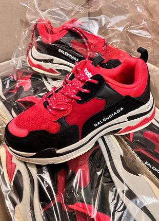 Жіночі кросівки. червоні