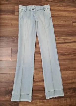 Світло-блакитні джинси