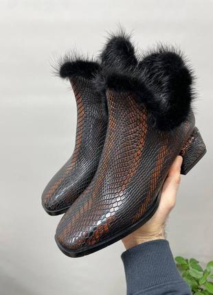 Жіночі черевики з натуральної шкіри під редакцією декорована натуральною норкою на каблуку 3 см