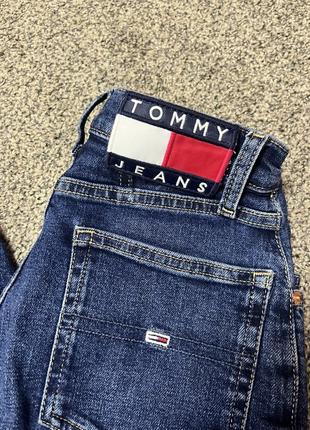 Джинси моделі mom tommy jeans