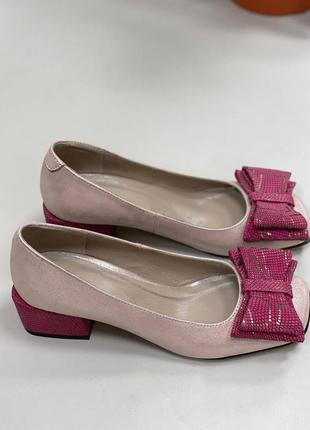 Женские туфли из натуральной кожи пудрового цвета декорированы бантиком на каблуке 4 см