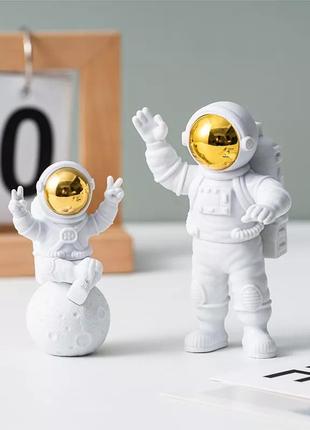 Набор космонавтов с ночником в виде солнца5 фото