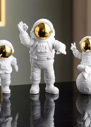 Набор космонавтов с ночником в виде солнца6 фото